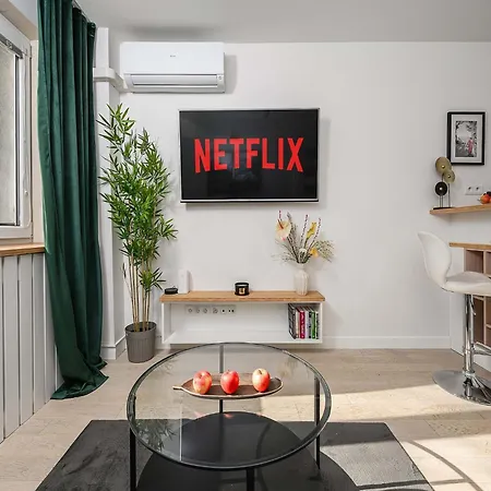 Апартаменти Modern Family With Play Area